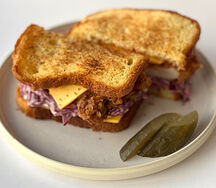 Бриошь с жареной курицей по-нэшвиллски