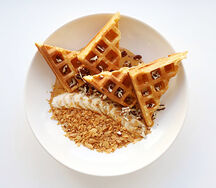 Вафли с соусом из вареной сгущенки, бананом и роялтином