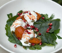 Запеченная тыква со страчателлой, медом и зеленью