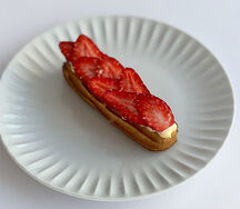 Эклер с ванильным кремом