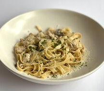 Феттуччине с курицей и грибами в сливочном соусе