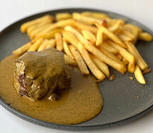 Филе миньон с картофелем фри и перечным чимичурри