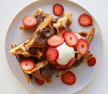 Вафли с нутеллой и клубникой