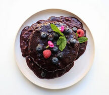 Панкейки с черничным соусом и ягодами