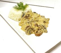 Говядина с грибами под сливочным соусом