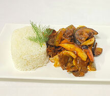 Говядина с овощами под острым соусом 