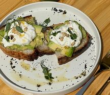 Тост авокадо со страчателлой