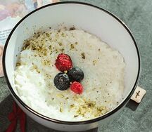 Рисовая каша с ягодами