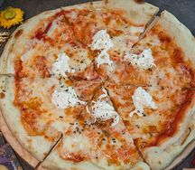 Пицца маргарита со страчателлой