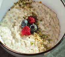 Овсяная каша с ягодами