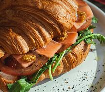 Круассан с семгой