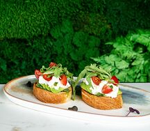 Брускетты со страчателлой и соусом песто