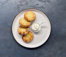 Сырники с изюмом и сметаной