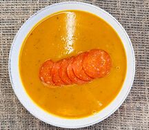 Тыквенный суп с колбасками чоризо