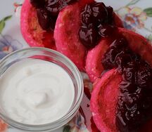 Розовые сырники с томленой вишней