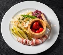 Тарелка разносолов с салом