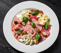 Тарелка сырной и мясной гастрономии