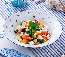 Овощной салат с брынзой и маслинами
