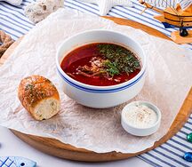 Красный борщ с говядиной, фасолью и пампушками