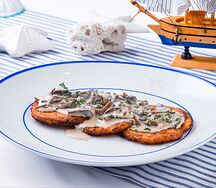 Драники под грибным соусом