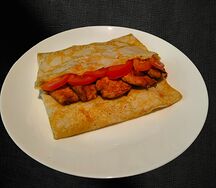 Блины с цыплёнком, томатами и сыром