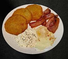 Драники с беконом и яйцом