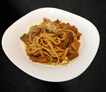 С цыпленком и беконом в сливочном соусе 