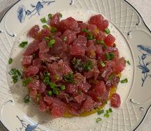 Тартар из тунца с луком, чатни из манго и кокосовым молоком 