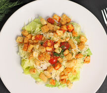 Салат Цезарь с курицей