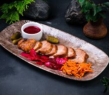 Буженина с брусничным соусом