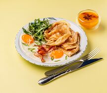 Блинчики с глазуньей, беконом и кленовым сиропом 
