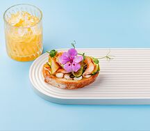 Брускетта с креветками и маринованным цукини