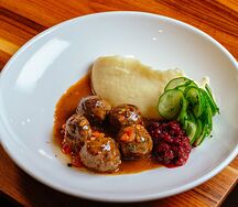Польпетте из мраморной говядины, картофельное пюре, брусника