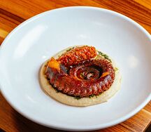 Осьминог, белая фасоль, сальса из красных перцев, чимичурри