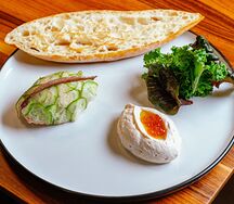 Тарама с красной икрой, рийет из тунца, багет