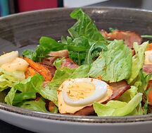 Микс-салат с печеной морковью, беконом и перепелиным яйцом