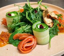 Микс-салат с лососем, огурцом и сыром филадельфия