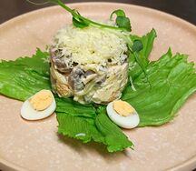 Салат из цыплёнка с грибами, сыром моцарелла