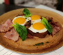 Яичница с вялеными томатами и беконом