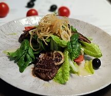 Лёгкий салат с говядиной и томатами черри