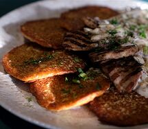 Драники со cвинoй вырезкой и соусом из боровиков