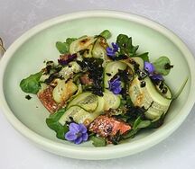 Салат с обожженным лососем, огурцом и чипсами нори