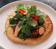 Пикантный салат с говядиной на картофельной лепешке