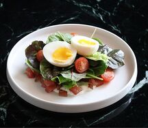 Салат с тунцом и соусом айоли