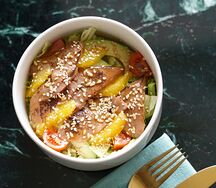 Салат с тунцом, апельсином и соусом унаги