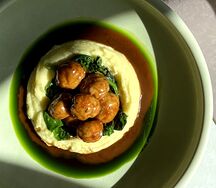 Фишболлы с картофельным пюре и соусом биск