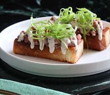 Бриошь с татаром из говядины и трюфельным соусом