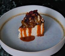 Чизкейк с грушей, пеканом и соленой карамелью
