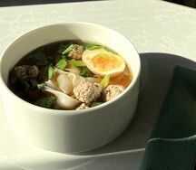 Бульон с фрикадельками и рисовой лапшой