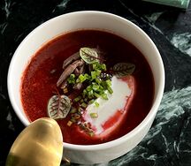 Борщ с говядиной и копченой сметаной